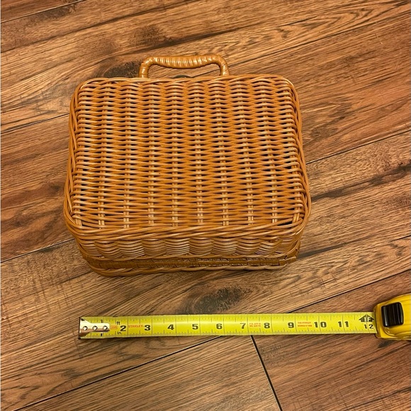 Imitation Rattan Handbag with Gold Clasp - plastic handles - Picture 4 of 4